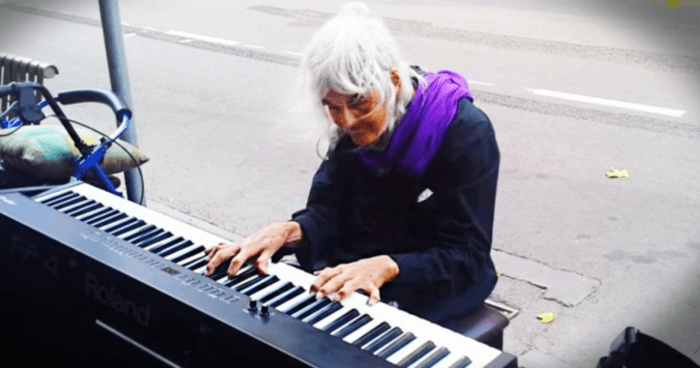 nobody-expected-that-this-homeless-woman-is-so-talented-watch-her-playing